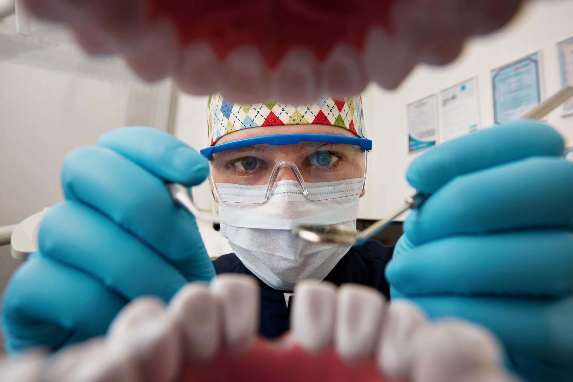How much does teeth cleaning costs with and without insurance coverage